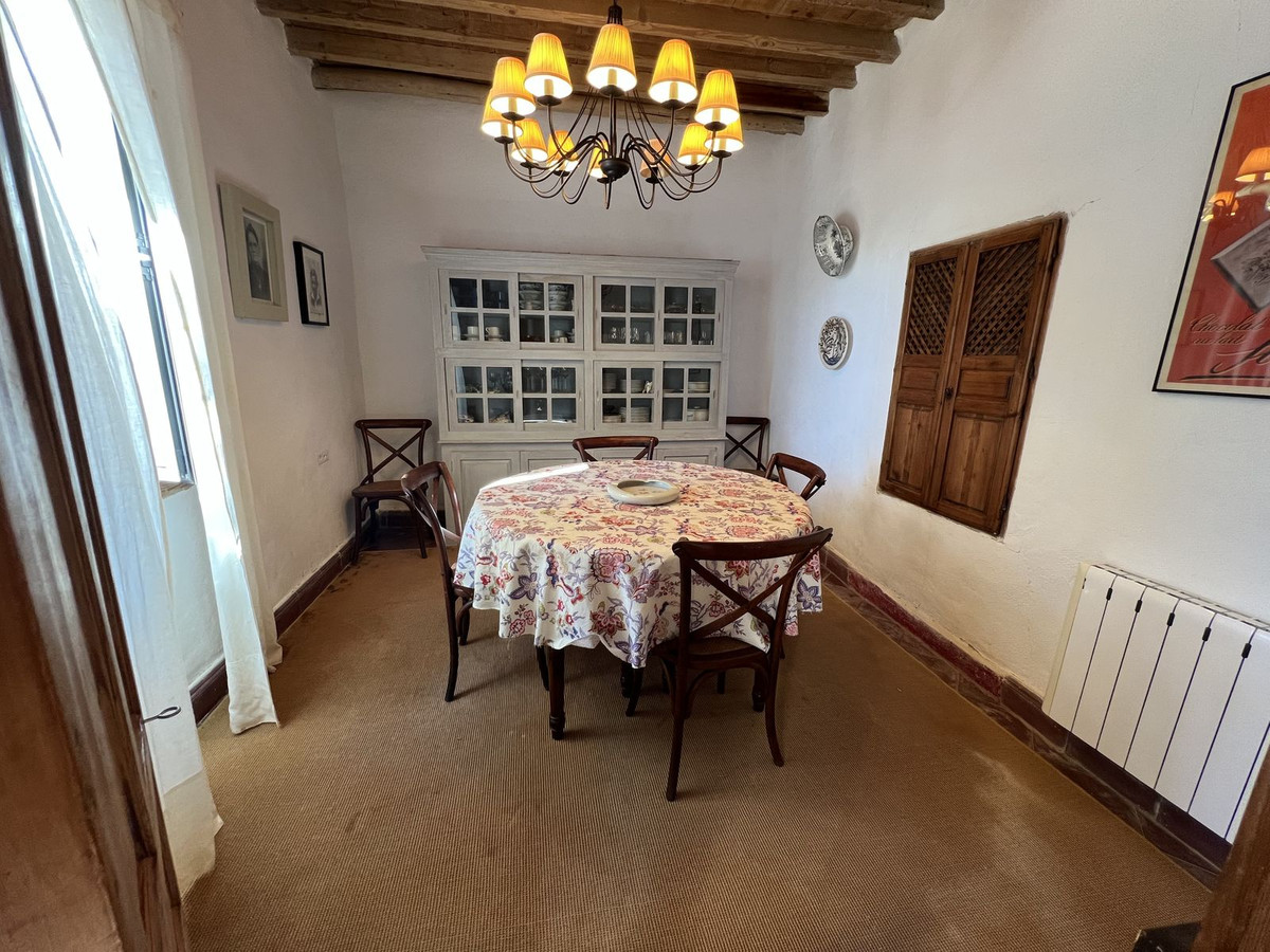 5 Bed Townhouse for sale in Casabermeja Costa Del Sol, Málaga, Spain