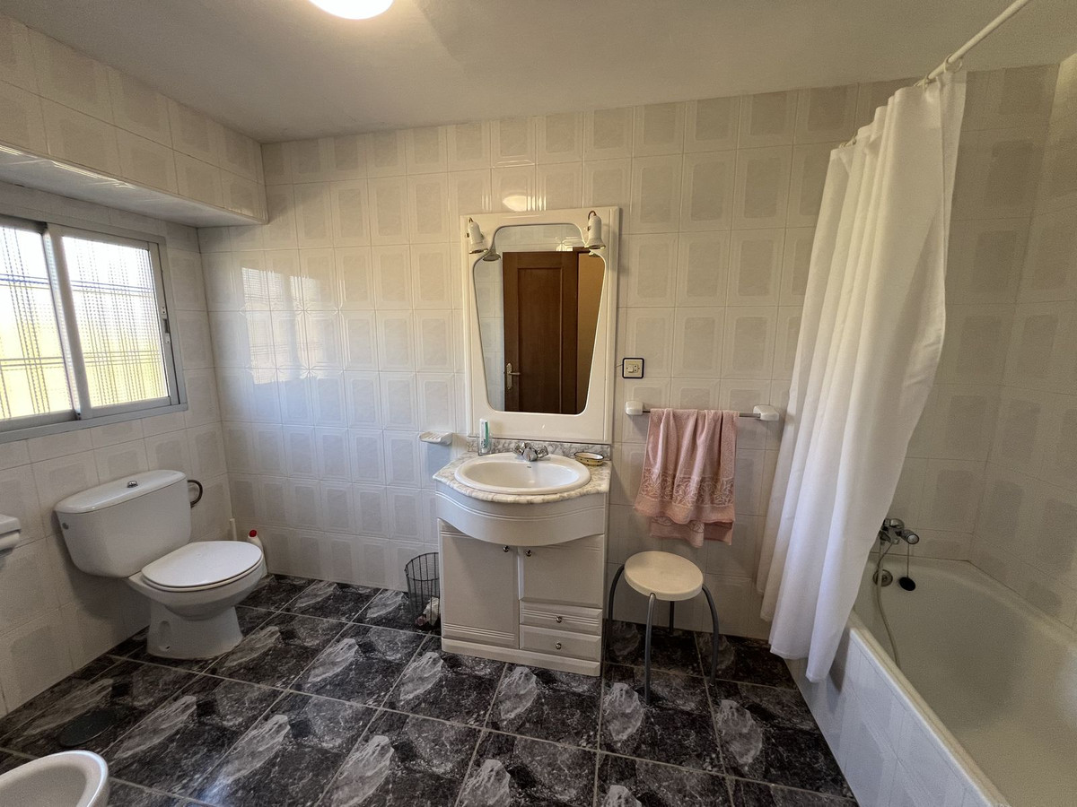 5 Bed Townhouse for sale in Casabermeja Costa Del Sol, Málaga, Spain