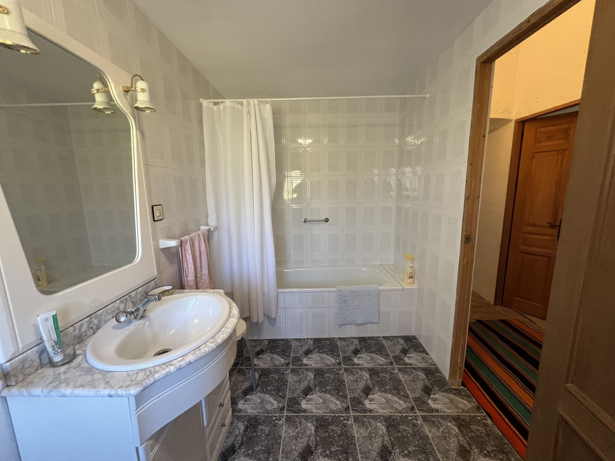 5 Bed Townhouse for sale in Casabermeja Costa Del Sol, Málaga, Spain