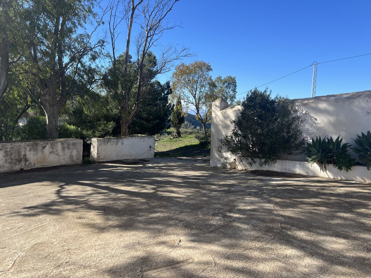 5 Bed Townhouse for sale in Casabermeja Costa Del Sol, Málaga, Spain