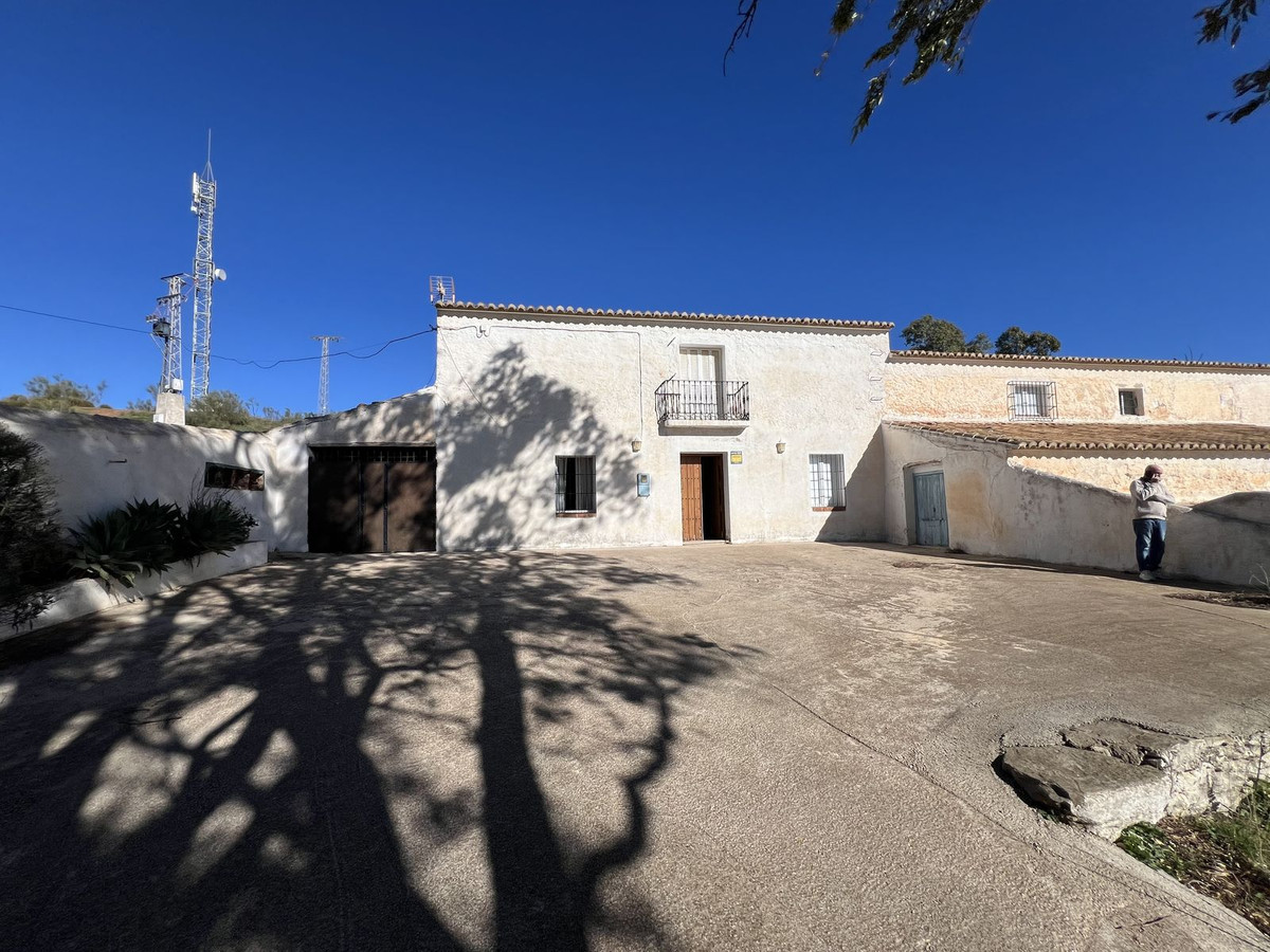 5 Bed Townhouse for sale in Casabermeja Costa Del Sol, Málaga, Spain