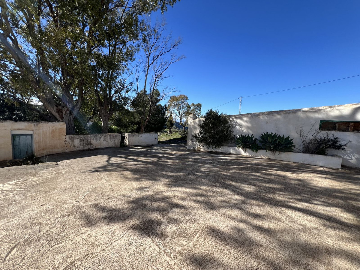 5 Bed Townhouse for sale in Casabermeja Costa Del Sol, Málaga, Spain