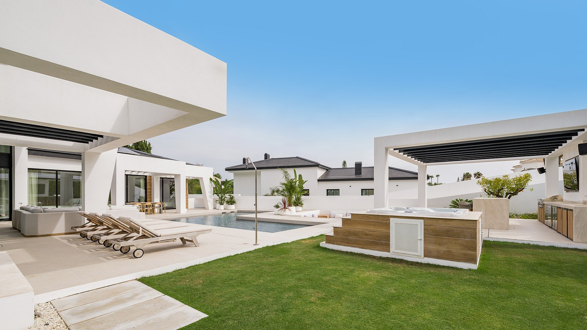 Se vende Villa - Chalet de 6 dormitorios en Costa Del Sol, Málaga, España