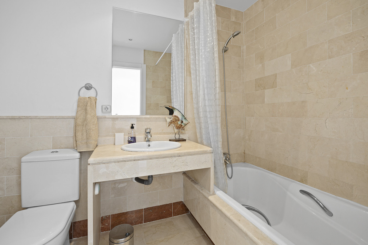 Se vende Apartamento Planta Media de 4 dormitorios en Costa Del Sol, Málaga, España