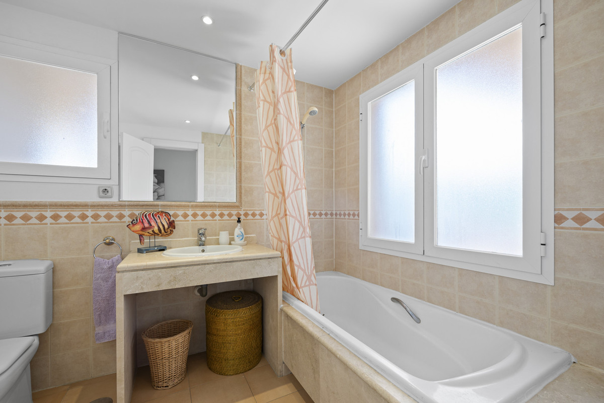 Se vende Apartamento Planta Media de 4 dormitorios en Costa Del Sol, Málaga, España