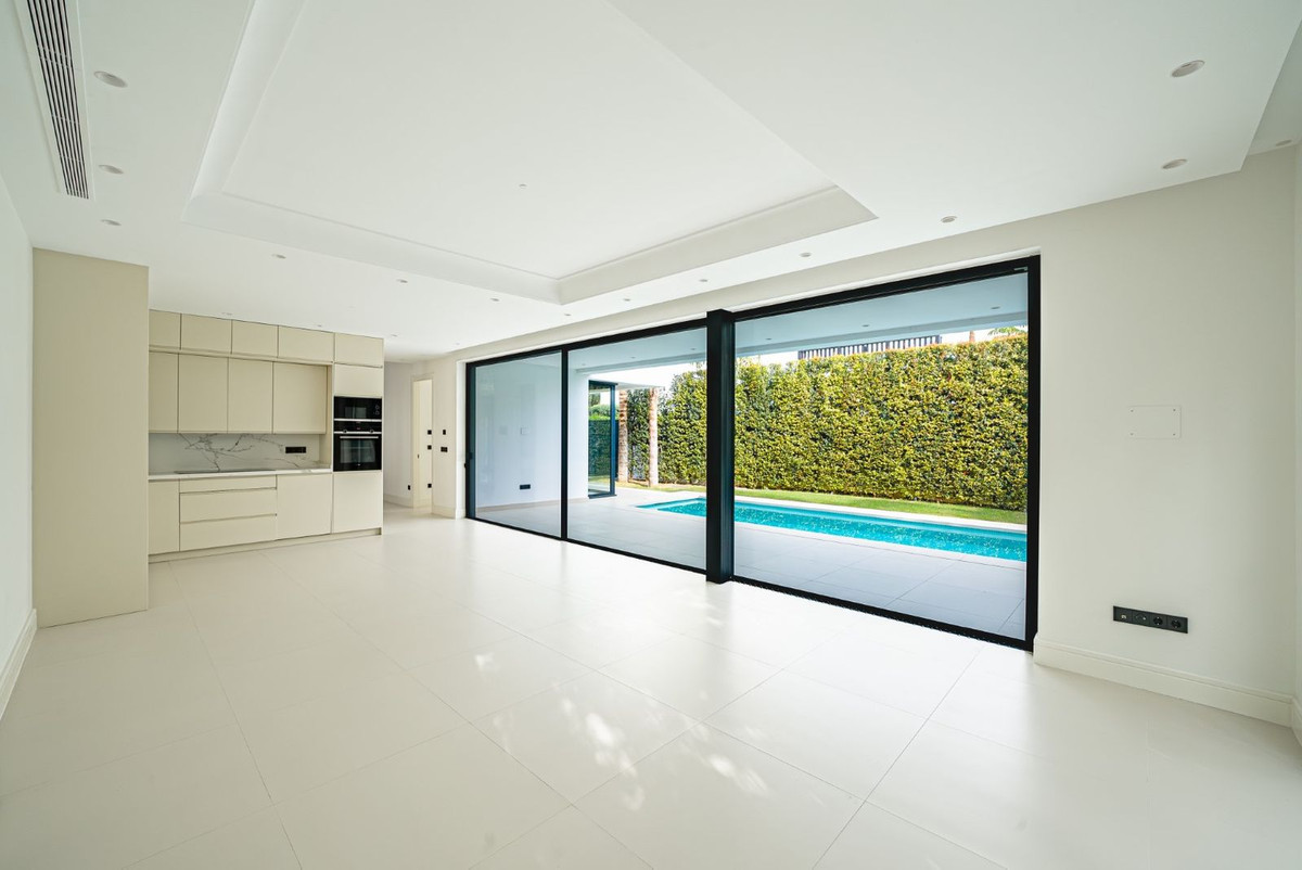 Se vende Villa - Chalet de 4 dormitorios en Costa Del Sol, Málaga, España