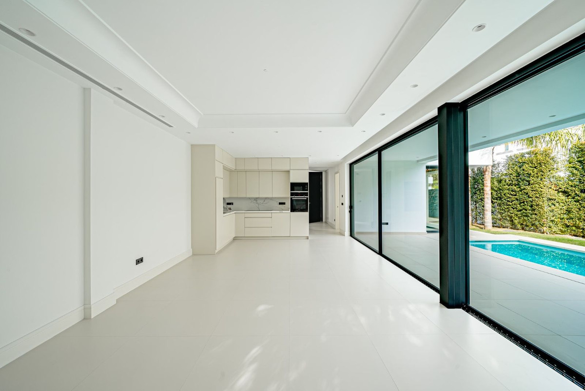 Se vende Villa - Chalet de 4 dormitorios en Costa Del Sol, Málaga, España