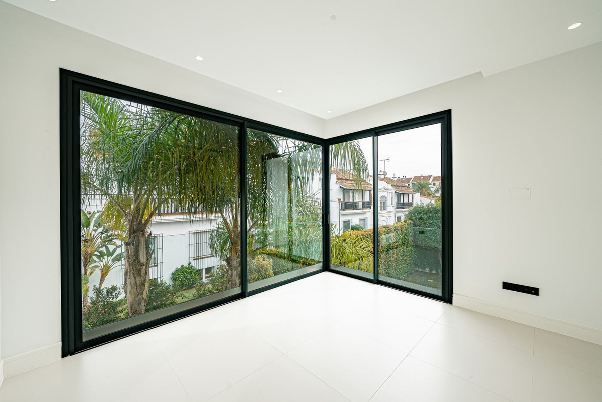 Se vende Villa - Chalet de 4 dormitorios en Costa Del Sol, Málaga, España