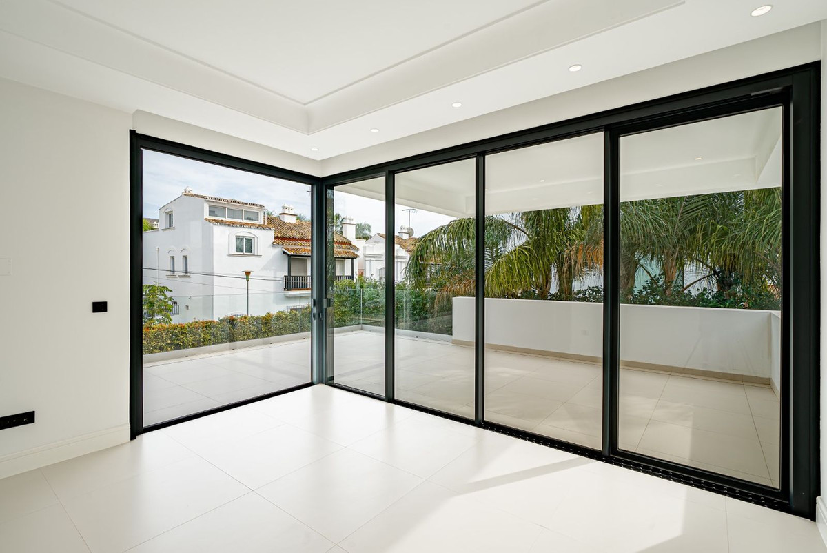 Se vende Villa - Chalet de 4 dormitorios en Costa Del Sol, Málaga, España