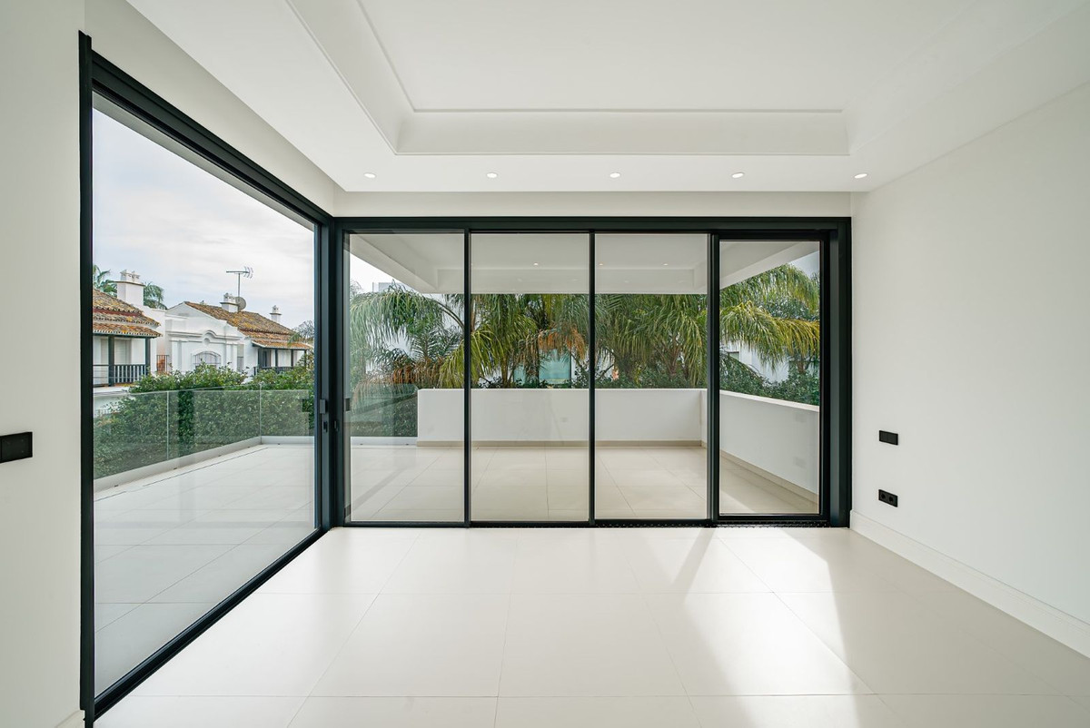 Se vende Villa - Chalet de 4 dormitorios en Costa Del Sol, Málaga, España