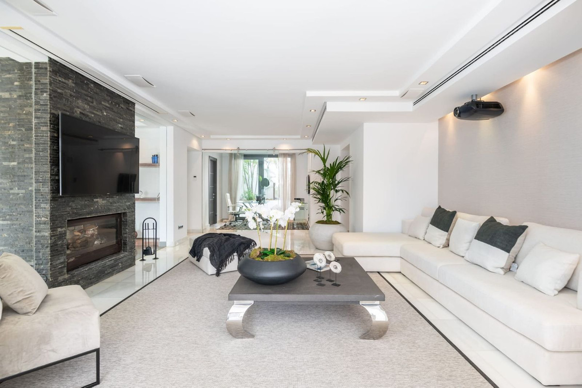 5 Bed Townhouse for sale in Nueva Andalucía Costa Del Sol, Málaga, Spain