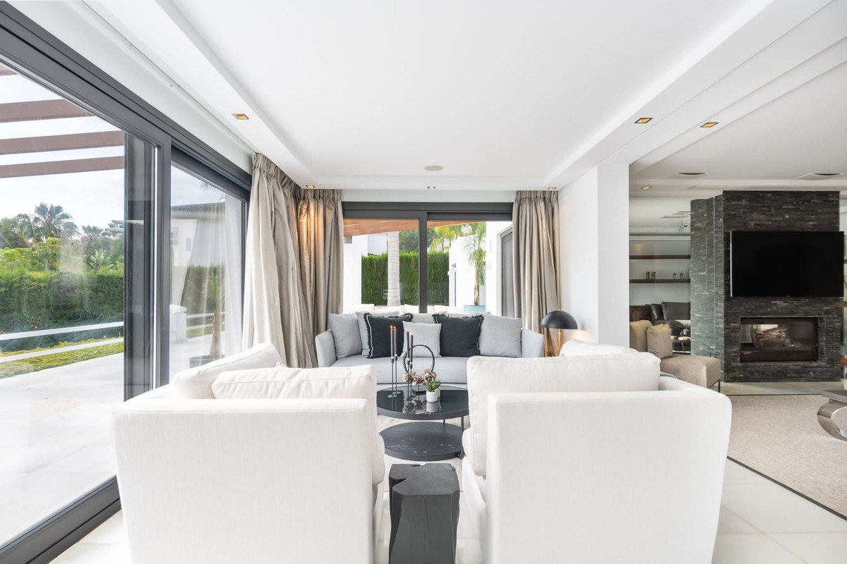 5 Bed Townhouse for sale in Nueva Andalucía Costa Del Sol, Málaga, Spain