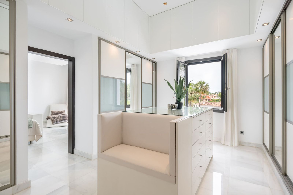 5 Bed Townhouse for sale in Nueva Andalucía Costa Del Sol, Málaga, Spain