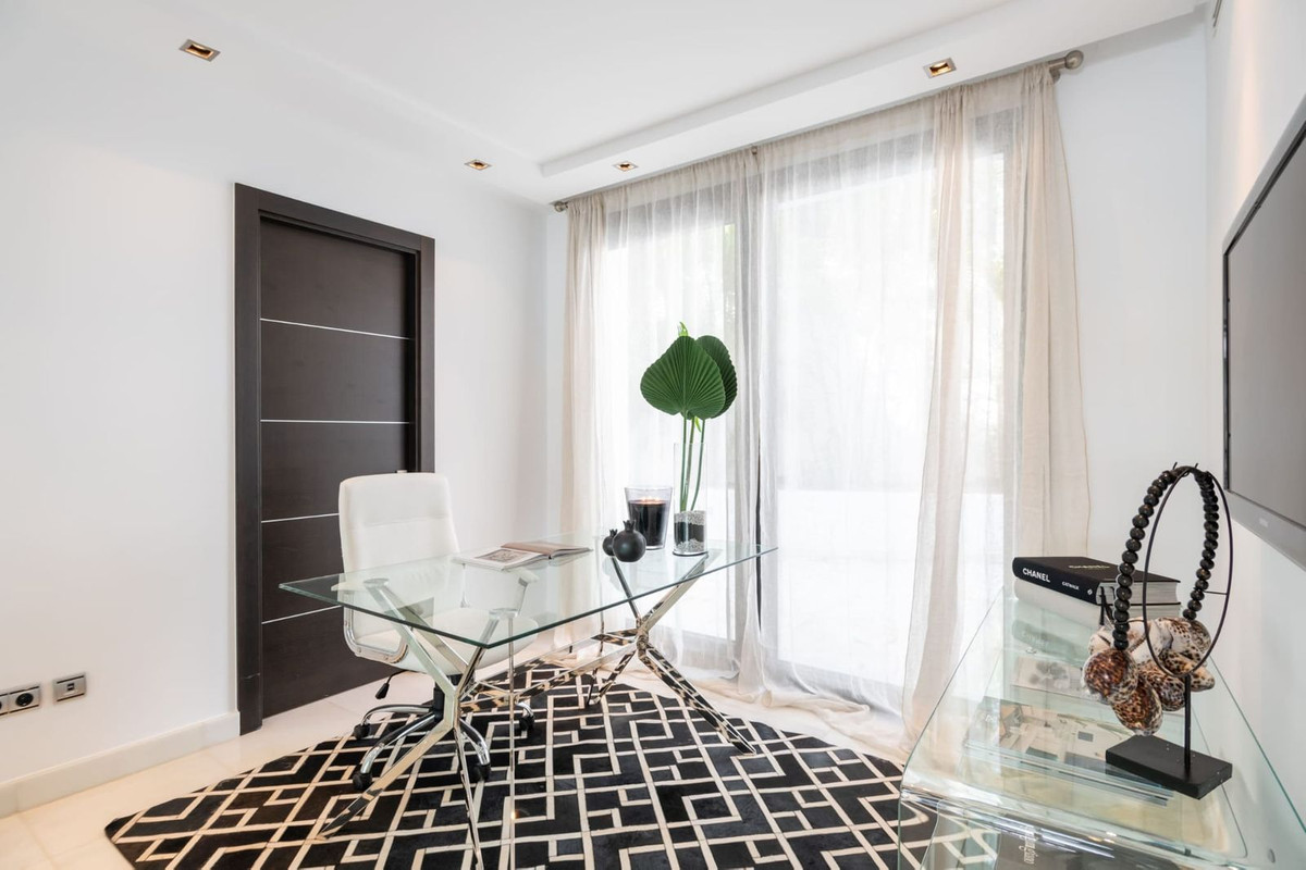 5 Bed Townhouse for sale in Nueva Andalucía Costa Del Sol, Málaga, Spain