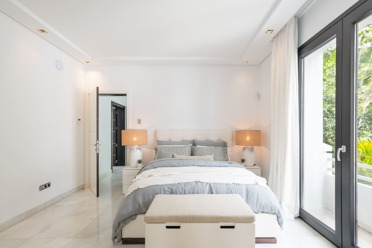 5 Bed Townhouse for sale in Nueva Andalucía Costa Del Sol, Málaga, Spain