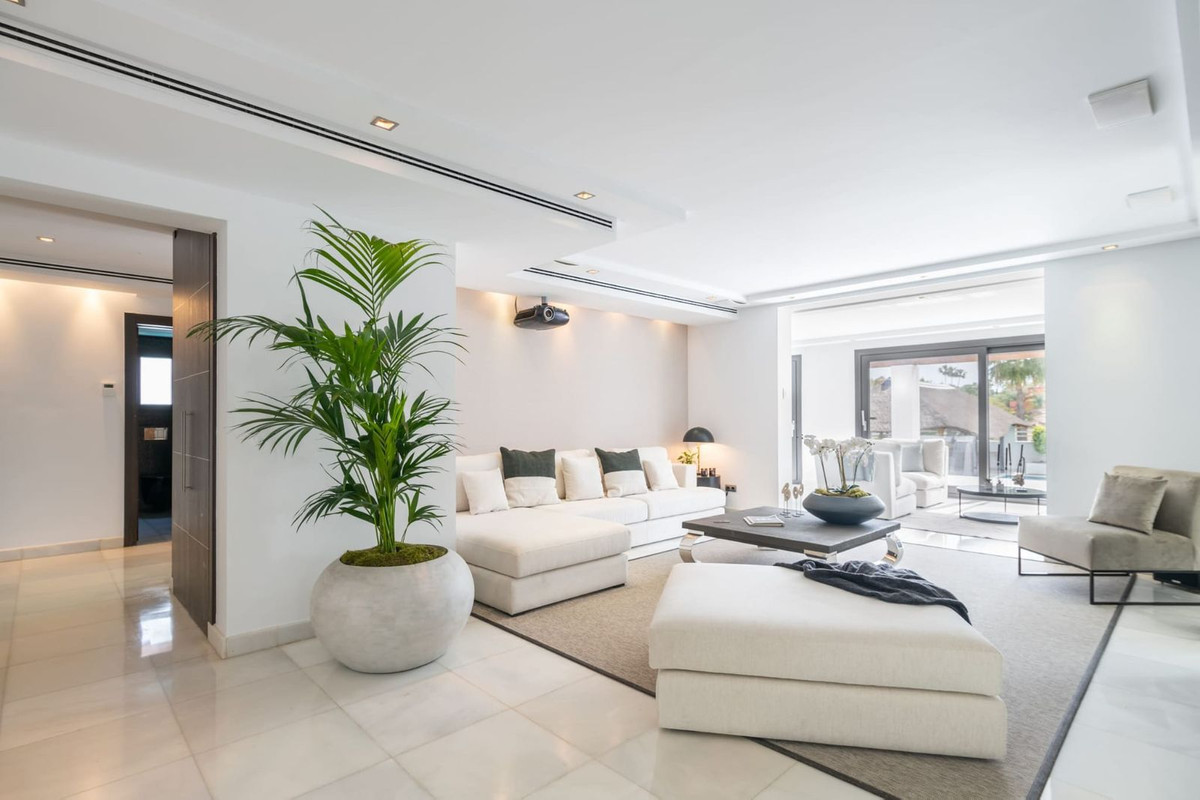 5 Bed Townhouse for sale in Nueva Andalucía Costa Del Sol, Málaga, Spain