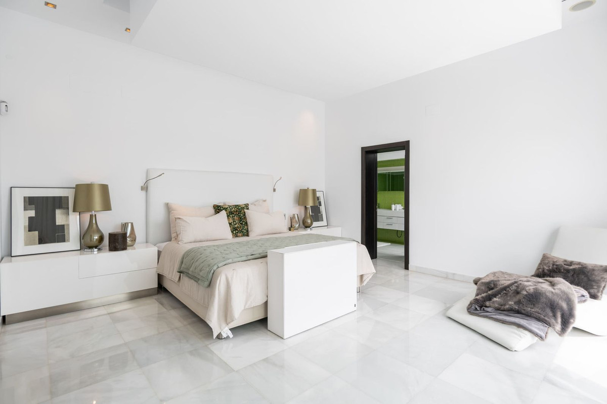 5 Bed Townhouse for sale in Nueva Andalucía Costa Del Sol, Málaga, Spain