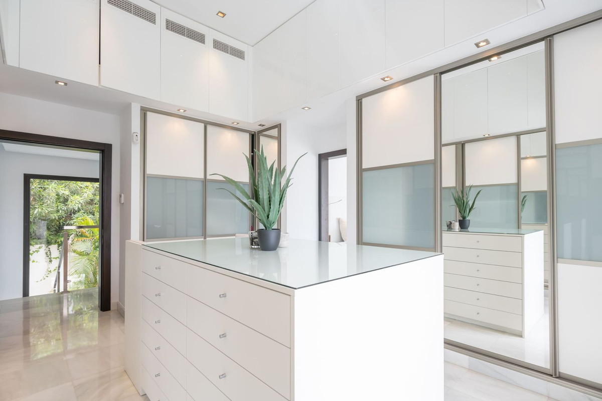 5 Bed Townhouse for sale in Nueva Andalucía Costa Del Sol, Málaga, Spain