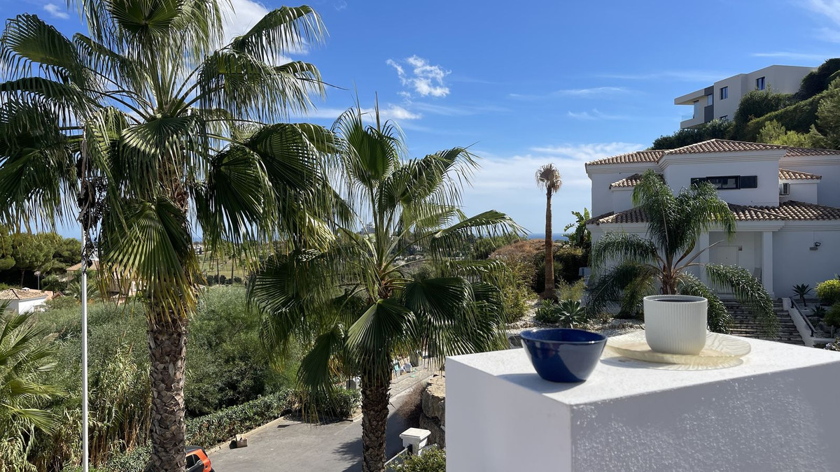 3 Bed Apartment for sale in El Paraiso Costa Del Sol, Málaga, Spain