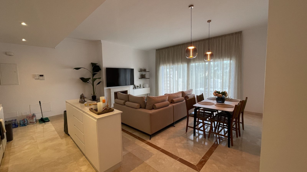 3 Bed Apartment for sale in El Paraiso Costa Del Sol, Málaga, Spain
