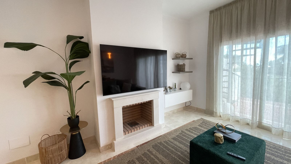 3 Bed Apartment for sale in El Paraiso Costa Del Sol, Málaga, Spain