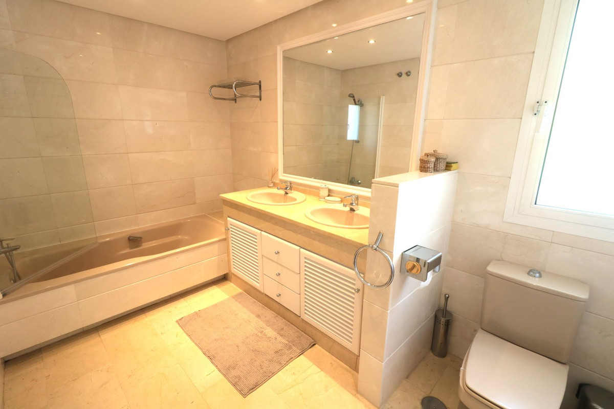 Se vende Apartamento en Planta Última de 2 dormitorios en Costa Del Sol, Málaga, España