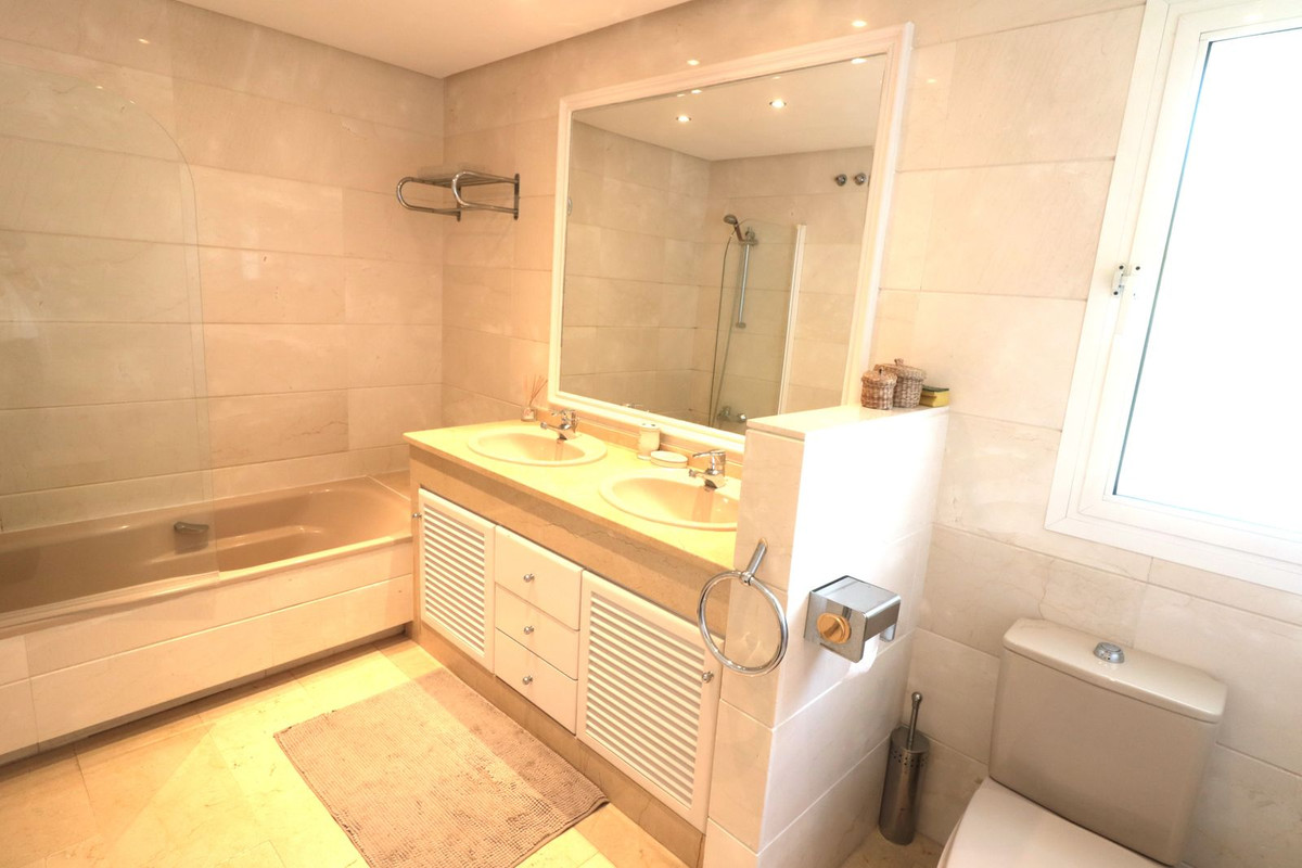 Se vende Apartamento en Planta Última de 2 dormitorios en Costa Del Sol, Málaga, España