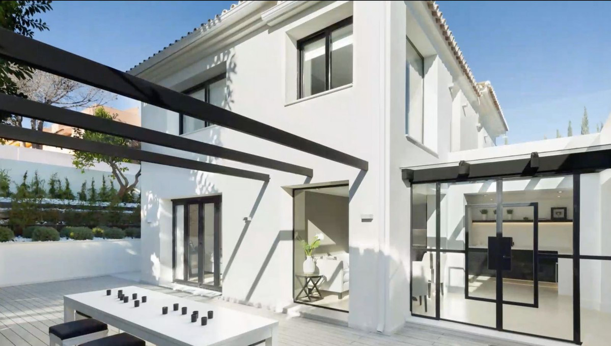 Se vende Villa - Chalet de 5 dormitorios en Costa Del Sol, Málaga, España