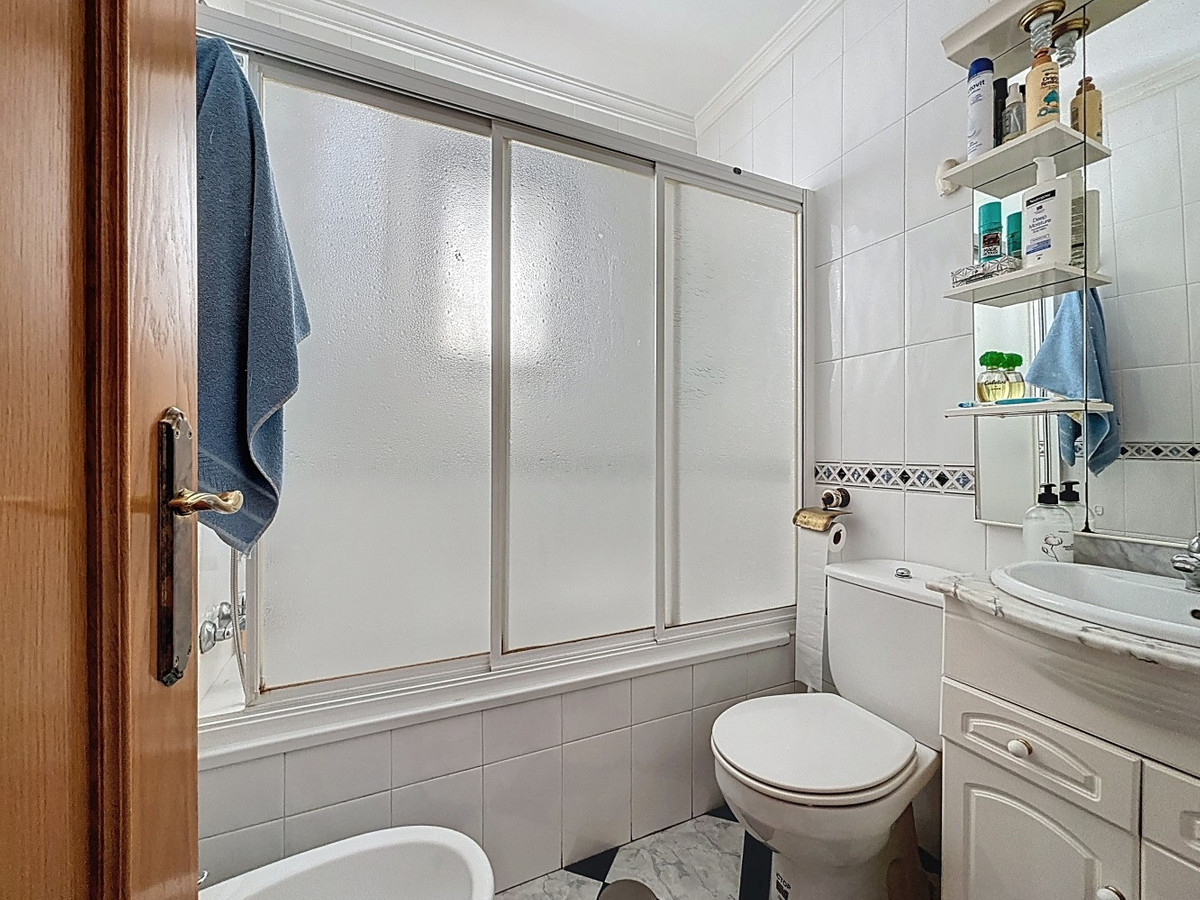 Se vende Pareada de 6 dormitorios en Costa Del Sol East, Málaga, España