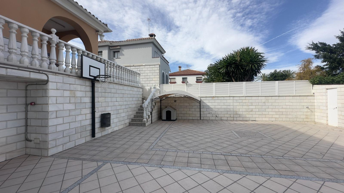 8 Bed Townhouse for sale in Alhaurín De La Torre Costa Del Sol, Málaga, Spain