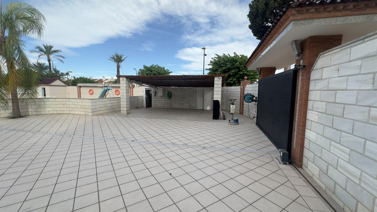 8 Bed Townhouse for sale in Alhaurín De La Torre Costa Del Sol, Málaga, Spain