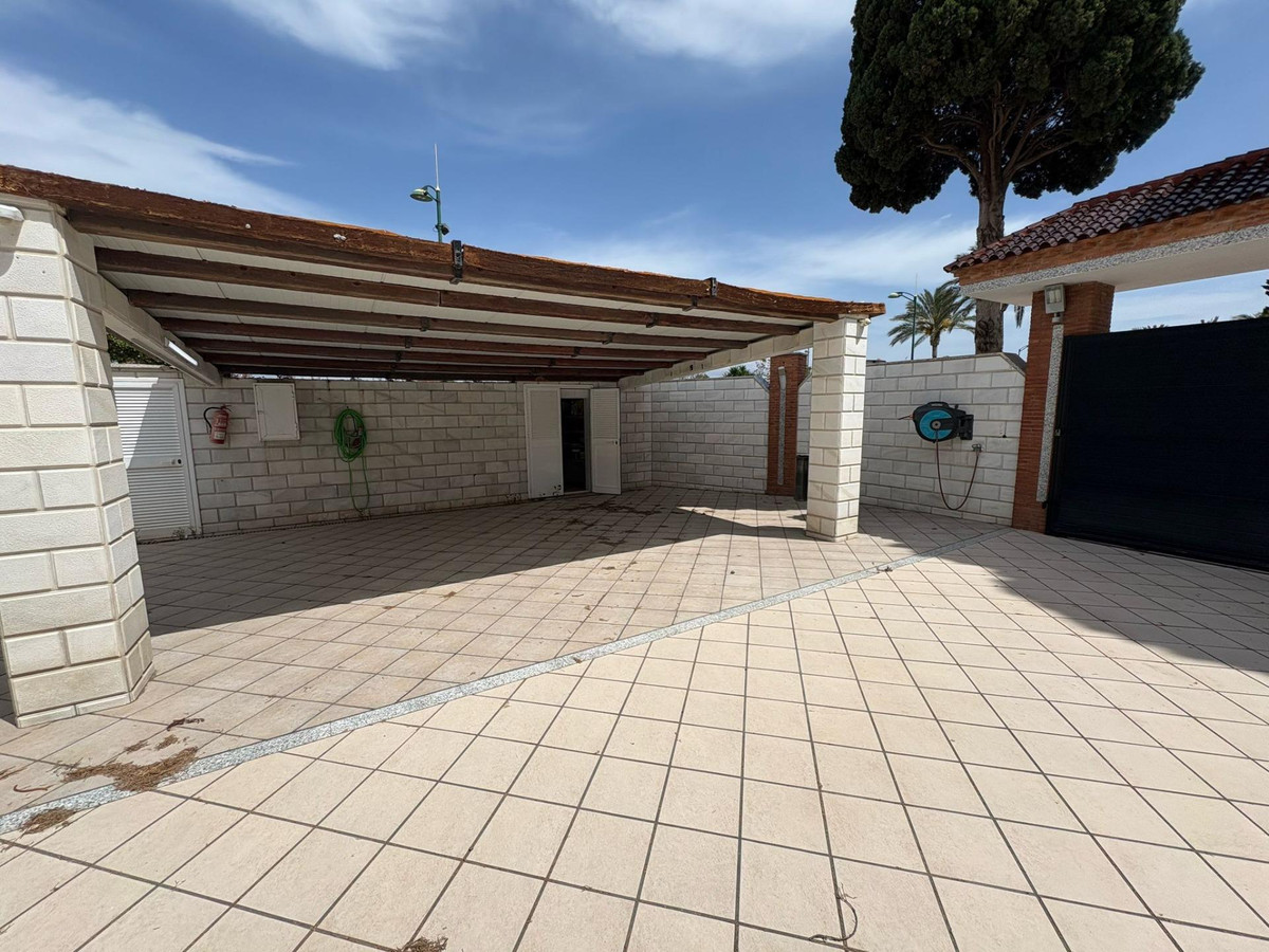 8 Bed Townhouse for sale in Alhaurín De La Torre Costa Del Sol, Málaga, Spain