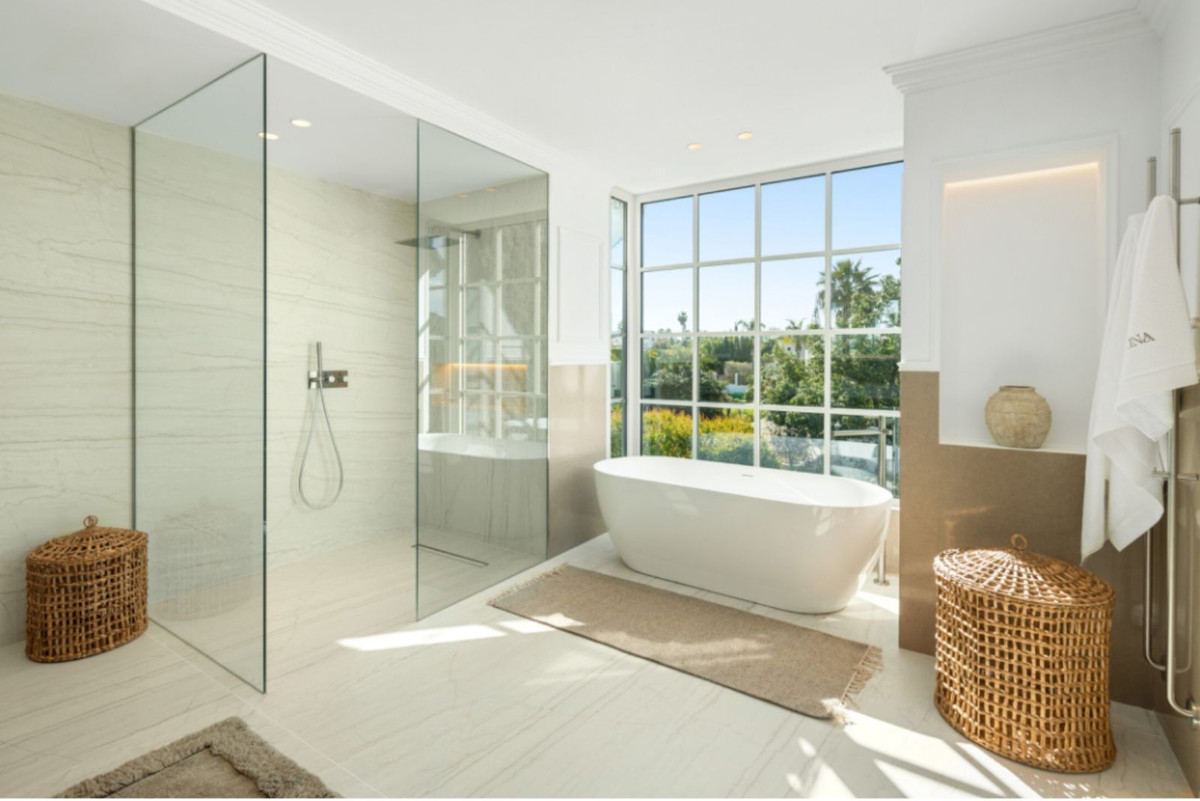 Se vende Villa - Chalet de 5 dormitorios en Costa Del Sol, Málaga, España