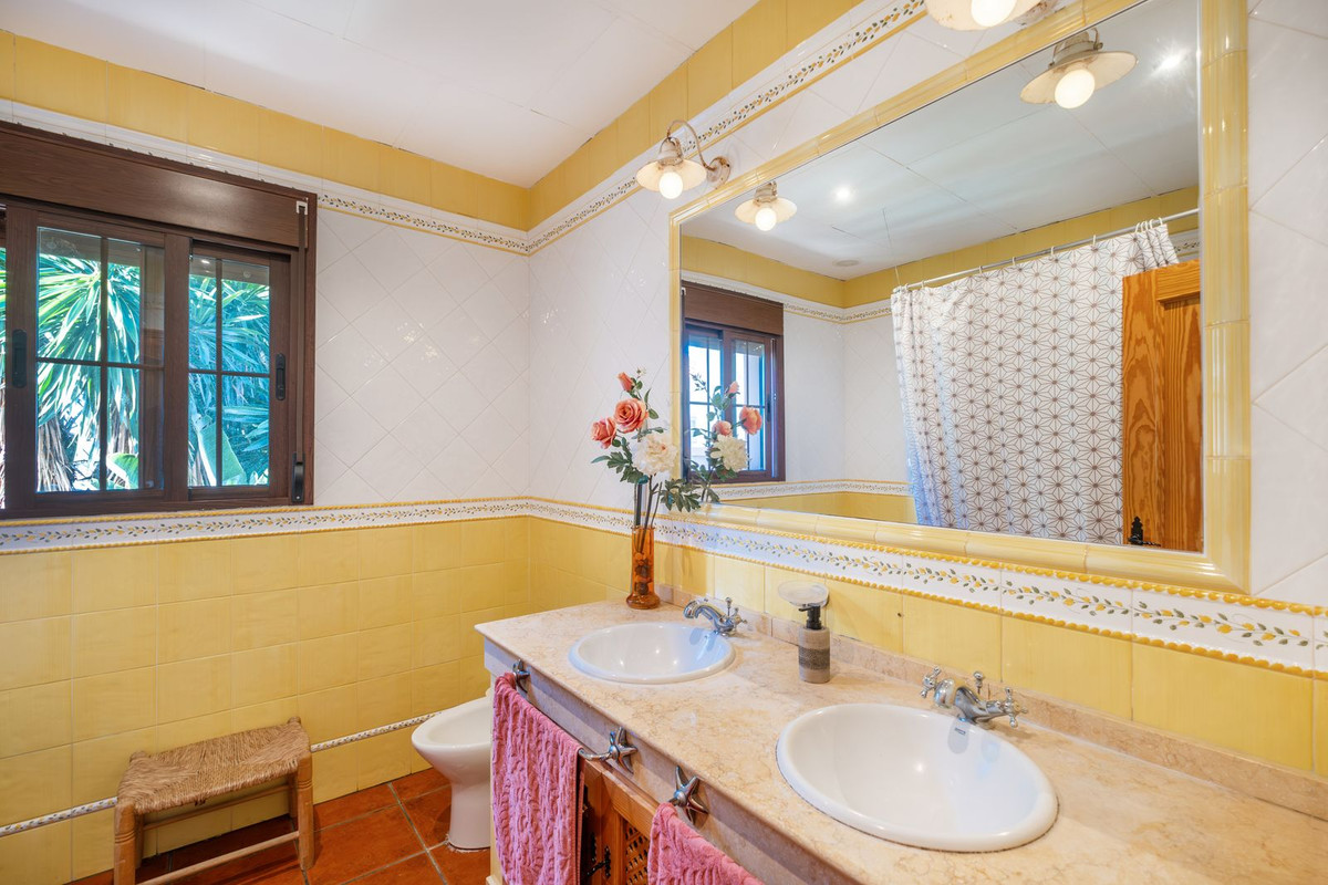 Se vende Villa - Chalet de 6 dormitorios en Costa Del Sol, Málaga, España