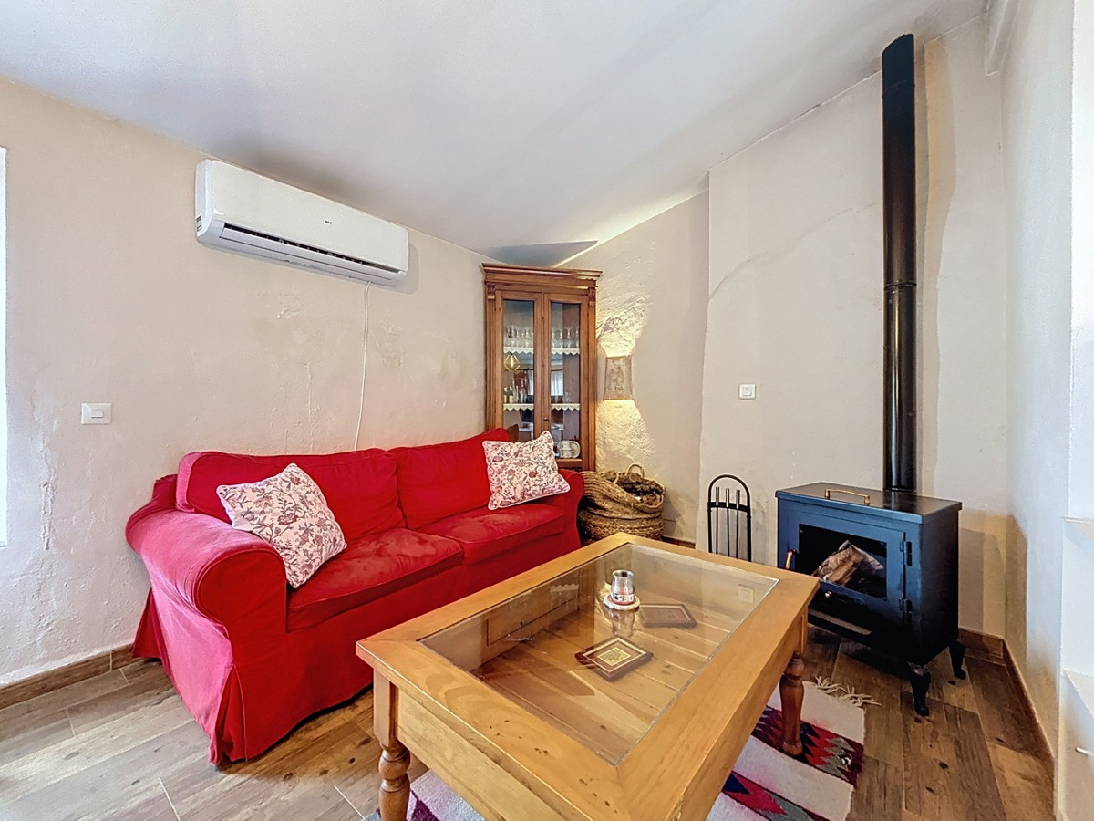 6 Bed Townhouse for sale in Comares Costa Del Sol East, Málaga, Spain
