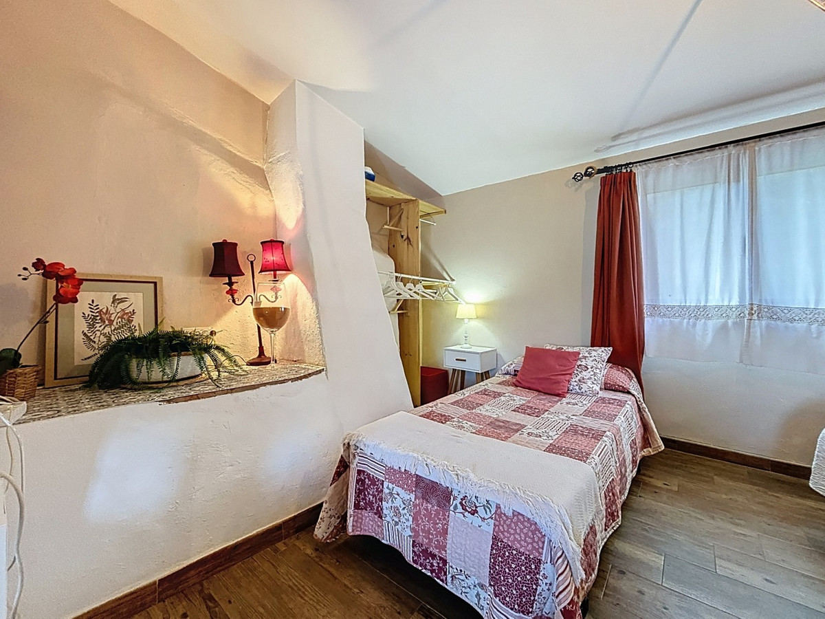 6 Bed Townhouse for sale in Comares Costa Del Sol East, Málaga, Spain