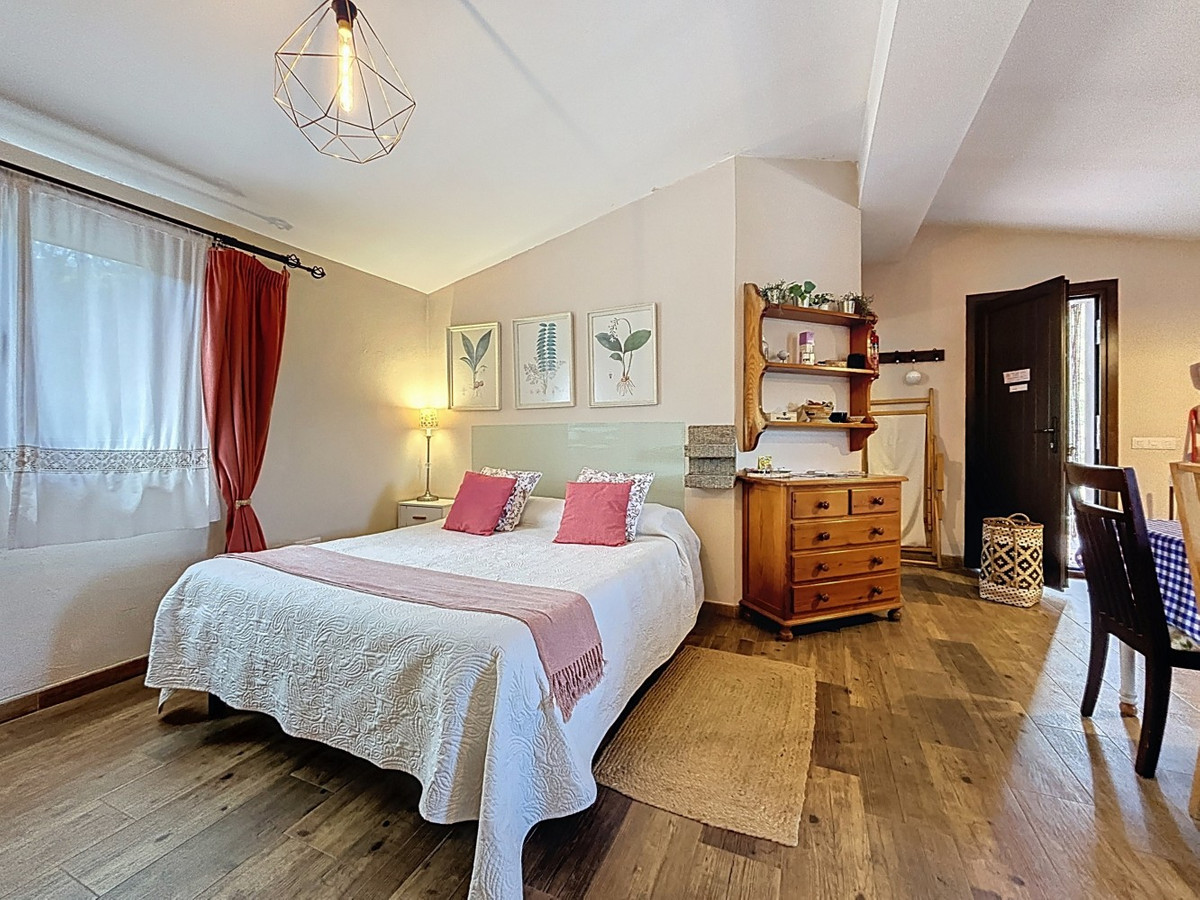 6 Bed Townhouse for sale in Comares Costa Del Sol East, Málaga, Spain