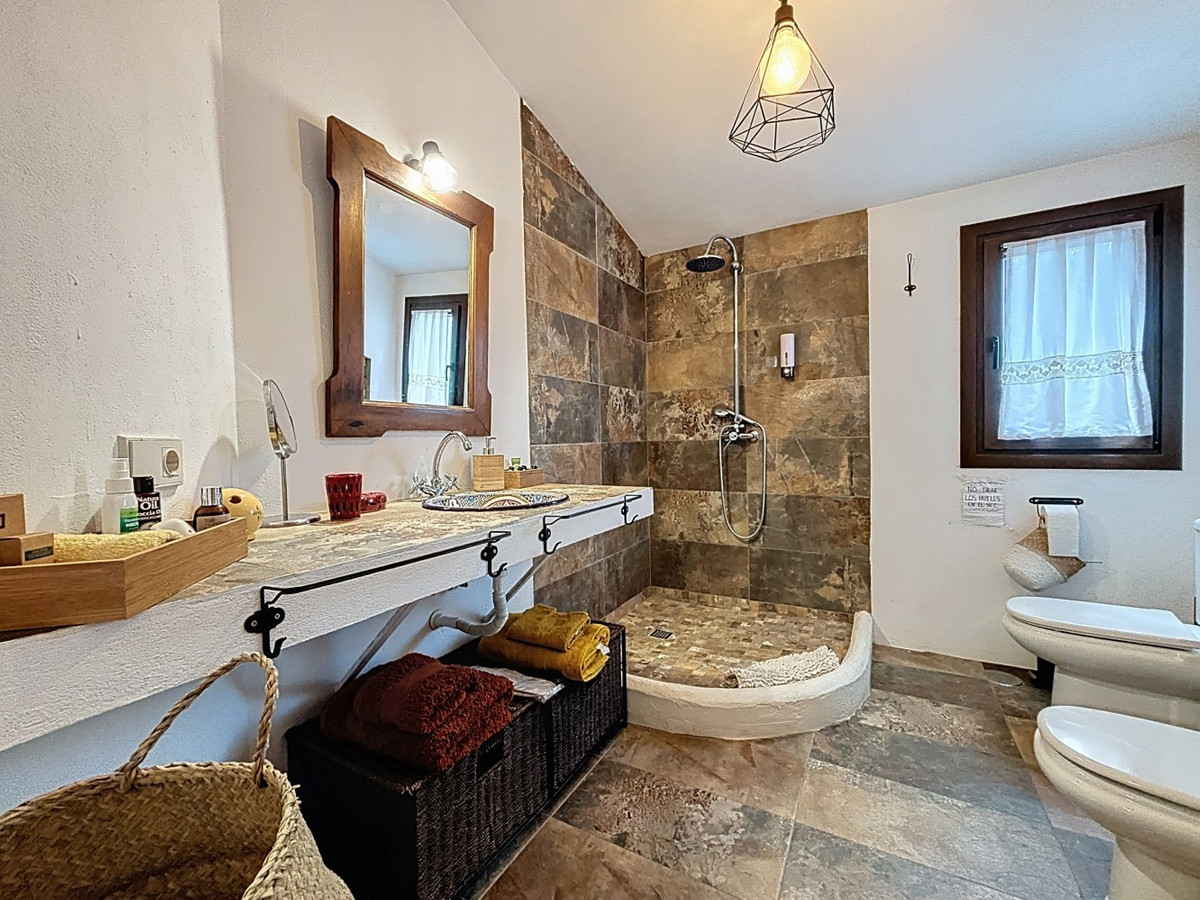 6 Bed Townhouse for sale in Comares Costa Del Sol East, Málaga, Spain