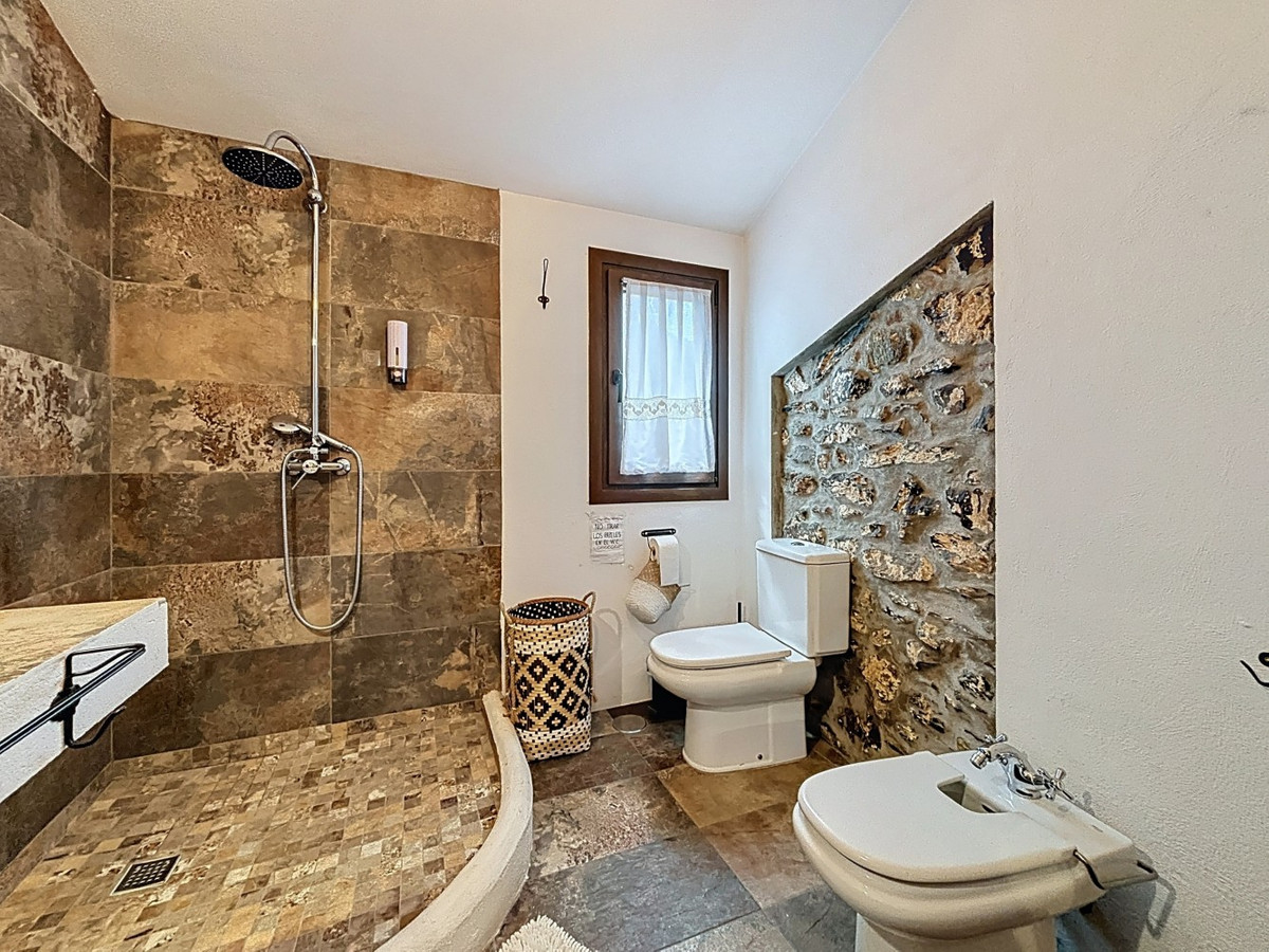 6 Bed Townhouse for sale in Comares Costa Del Sol East, Málaga, Spain