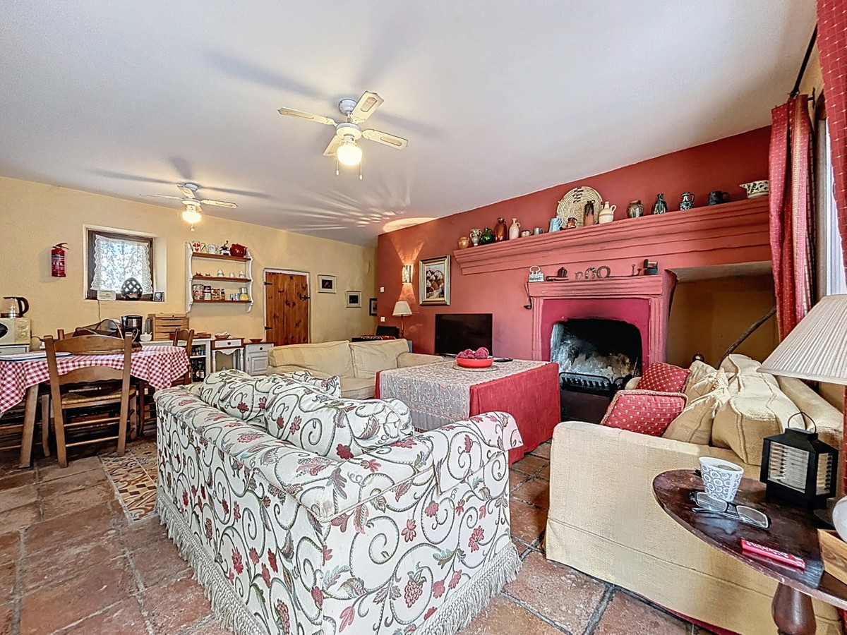 6 Bed Townhouse for sale in Comares Costa Del Sol East, Málaga, Spain