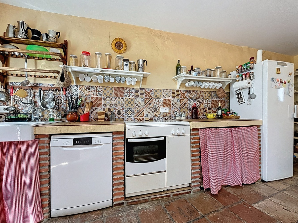 6 Bed Townhouse for sale in Comares Costa Del Sol East, Málaga, Spain