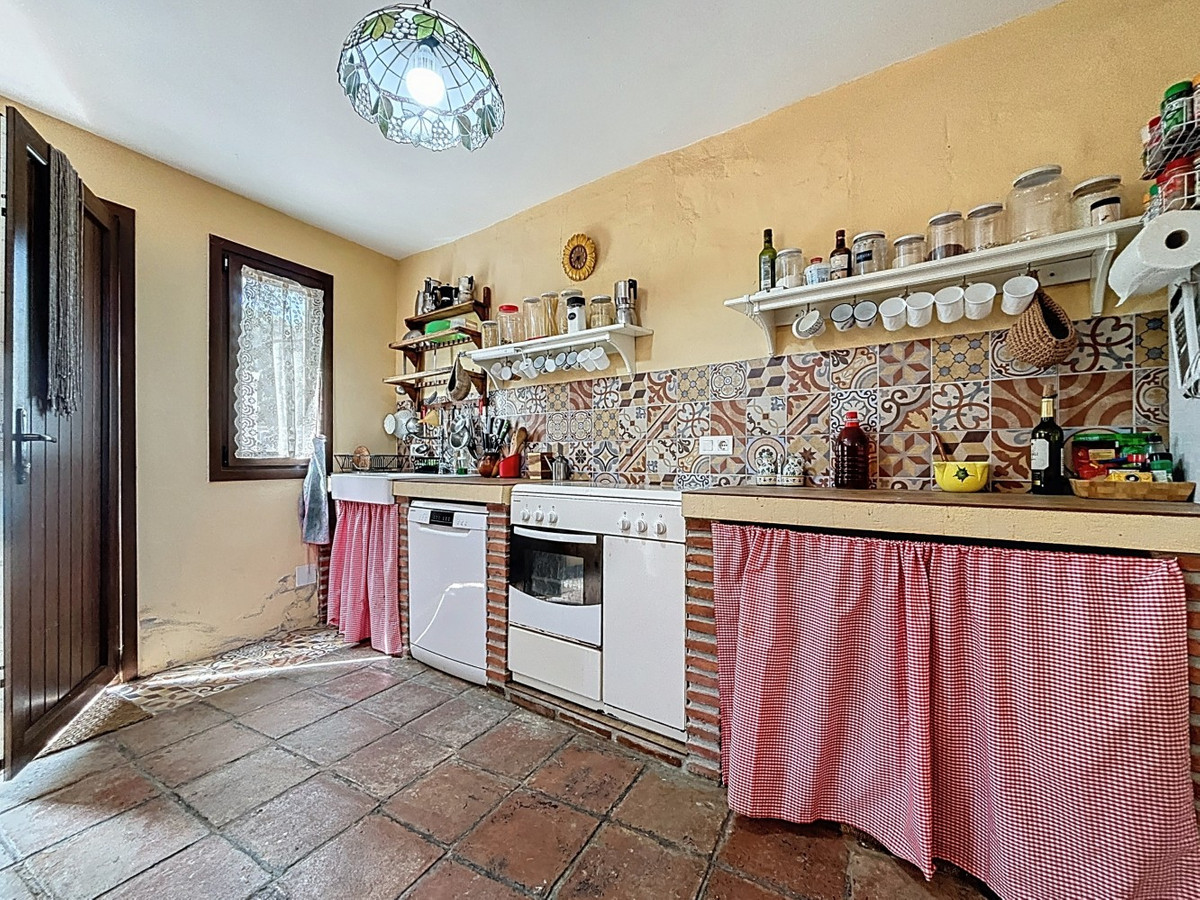 6 Bed Townhouse for sale in Comares Costa Del Sol East, Málaga, Spain