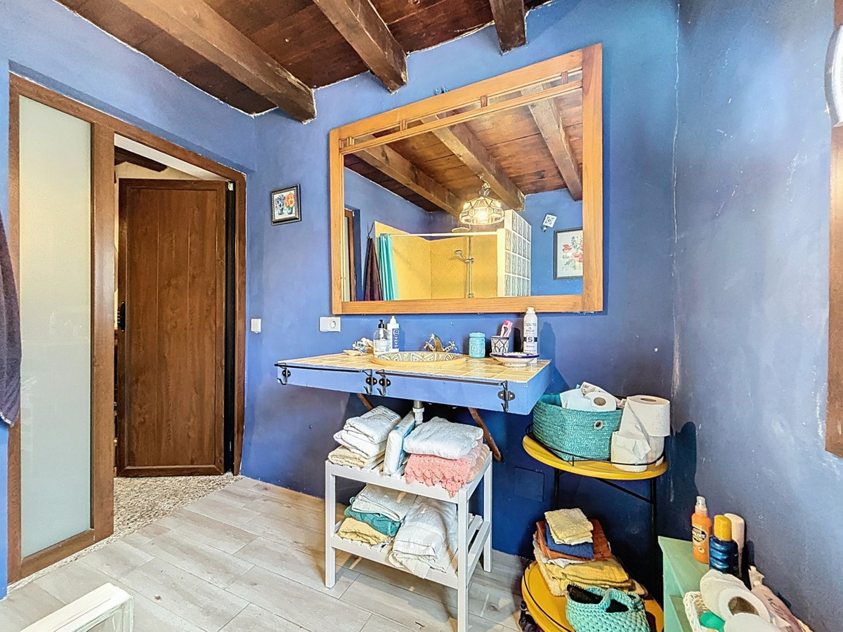 6 Bed Townhouse for sale in Comares Costa Del Sol East, Málaga, Spain