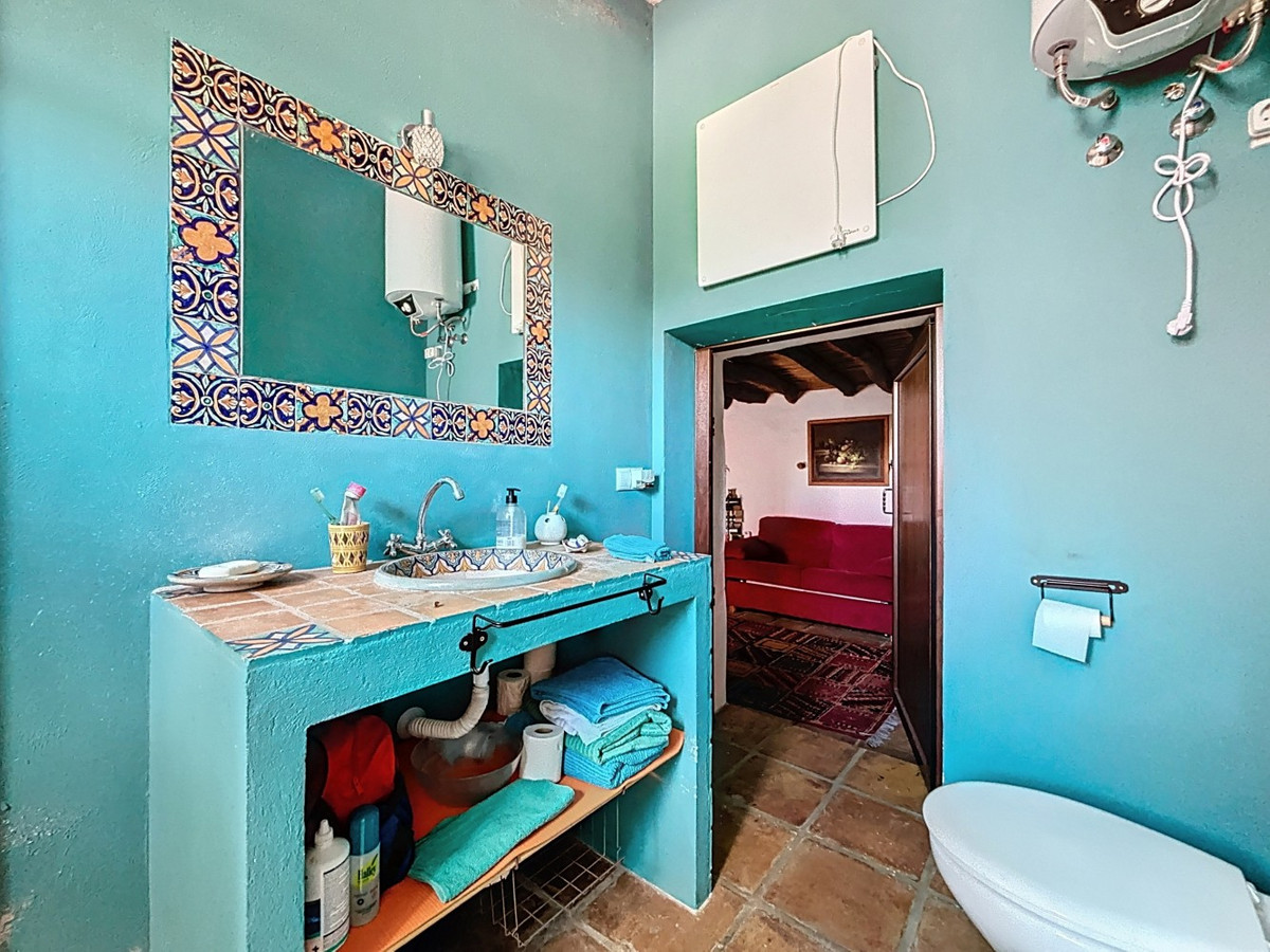 6 Bed Townhouse for sale in Comares Costa Del Sol East, Málaga, Spain
