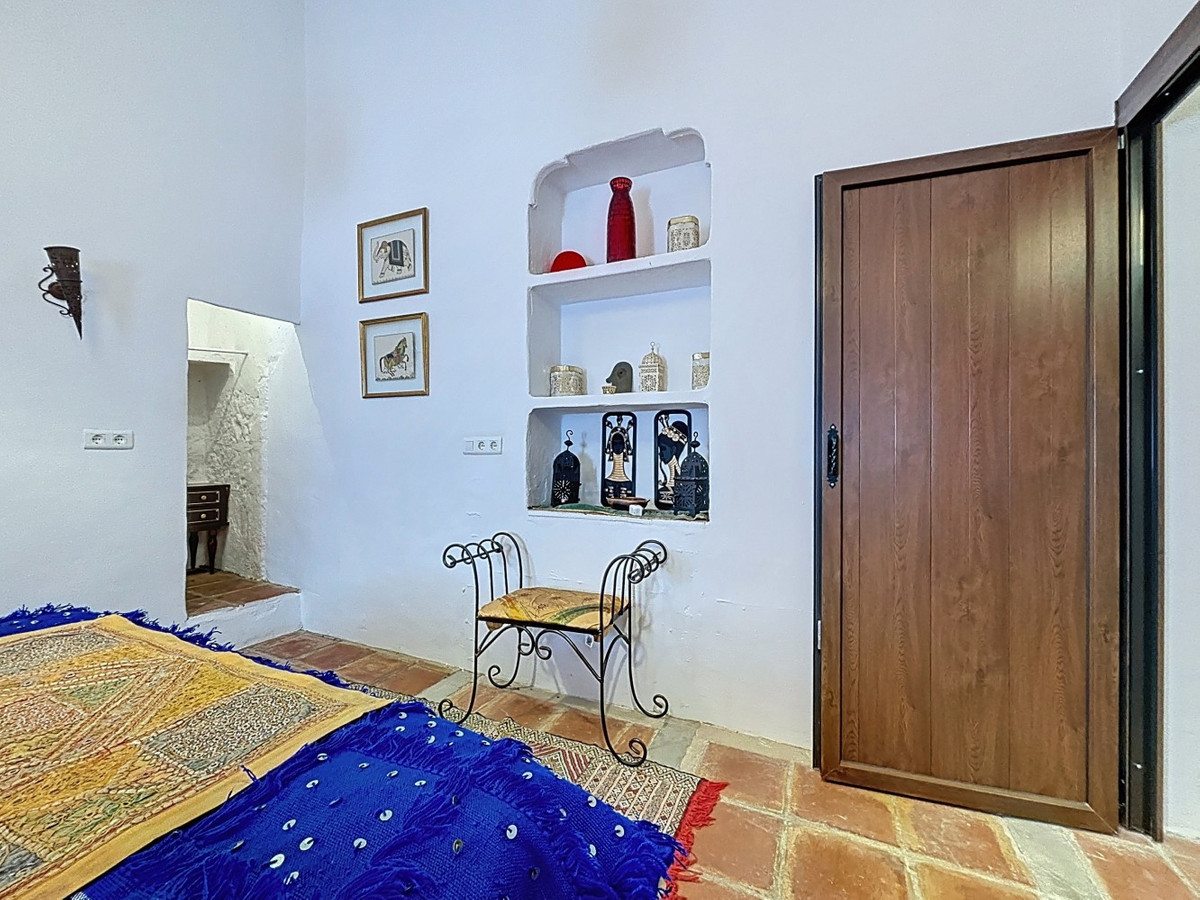 6 Bed Townhouse for sale in Comares Costa Del Sol East, Málaga, Spain