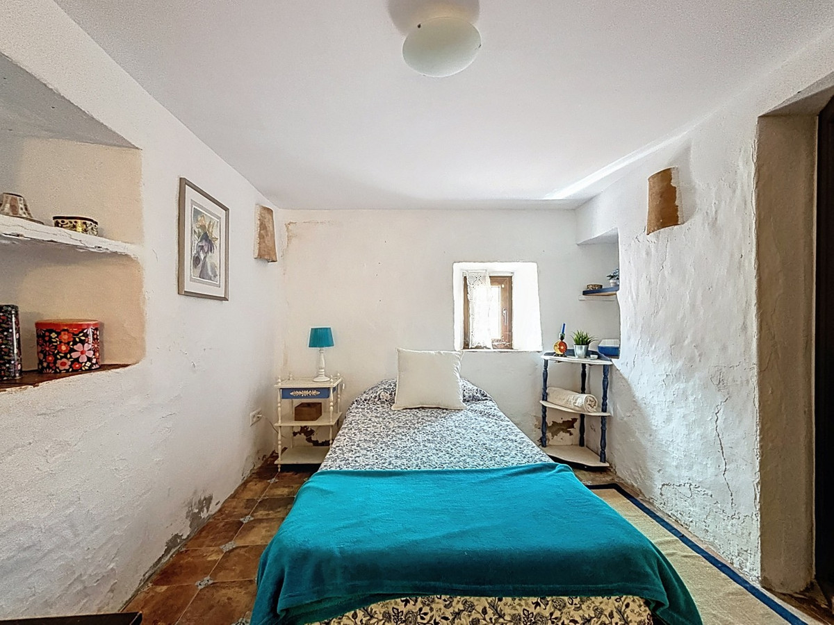 6 Bed Townhouse for sale in Comares Costa Del Sol East, Málaga, Spain