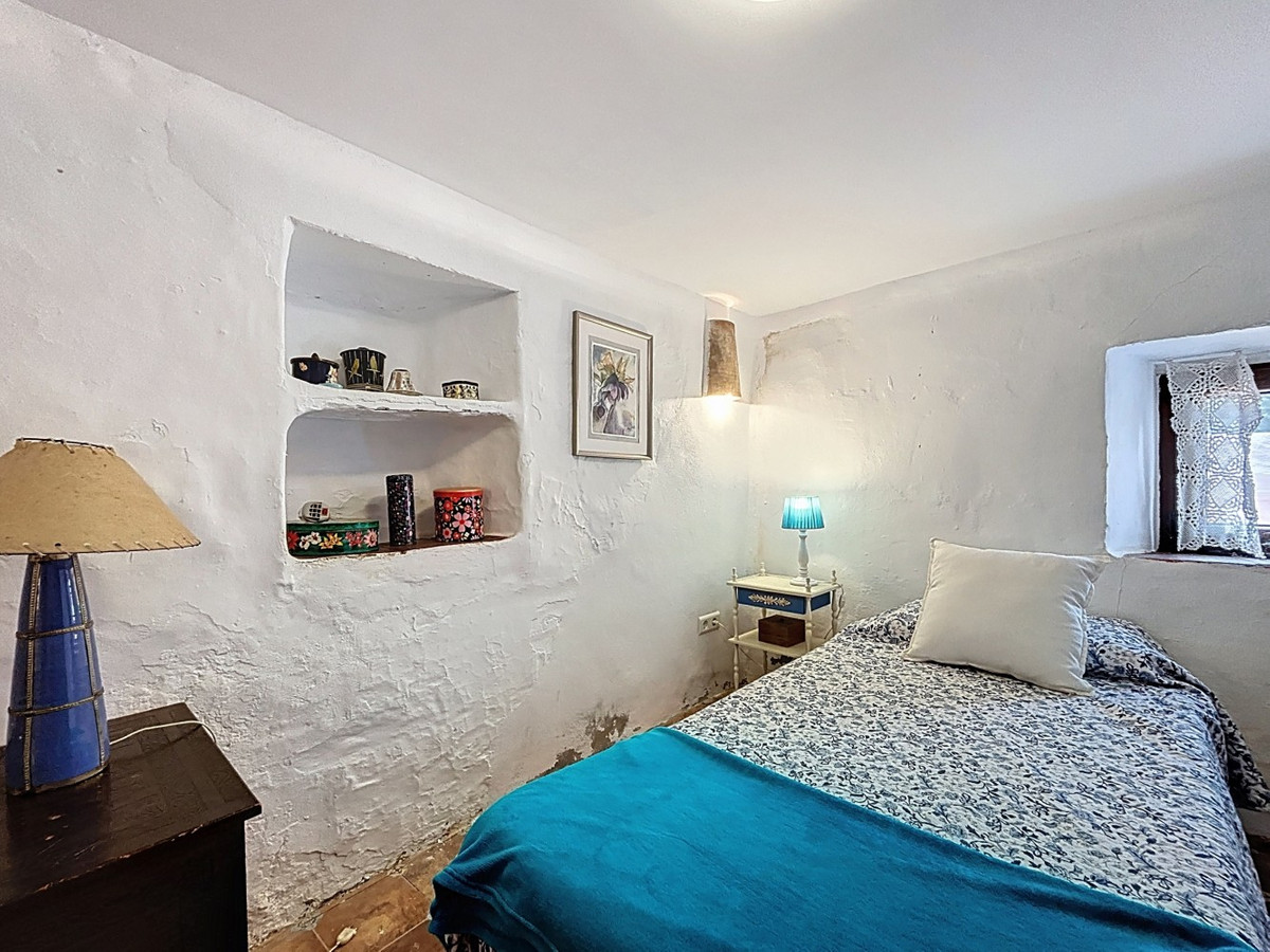 6 Bed Townhouse for sale in Comares Costa Del Sol East, Málaga, Spain