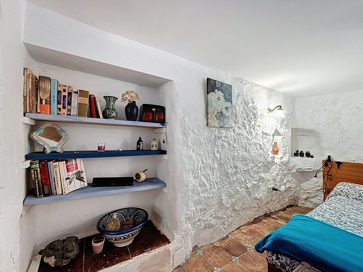 6 Bed Townhouse for sale in Comares Costa Del Sol East, Málaga, Spain