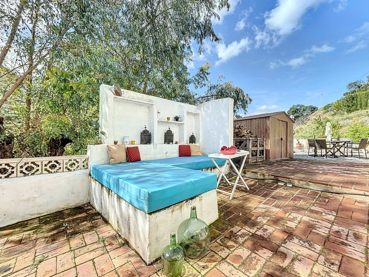 6 Bed Townhouse for sale in Comares Costa Del Sol East, Málaga, Spain