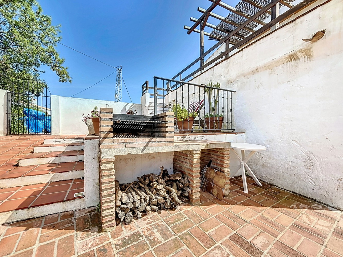 6 Bed Townhouse for sale in Comares Costa Del Sol East, Málaga, Spain